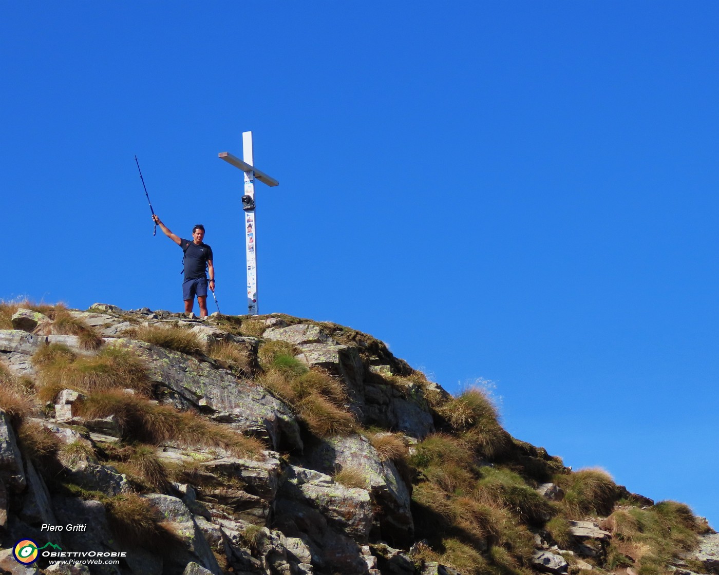 44 Alla croce di vetta di Cima Val Pianella (2349 m).JPG